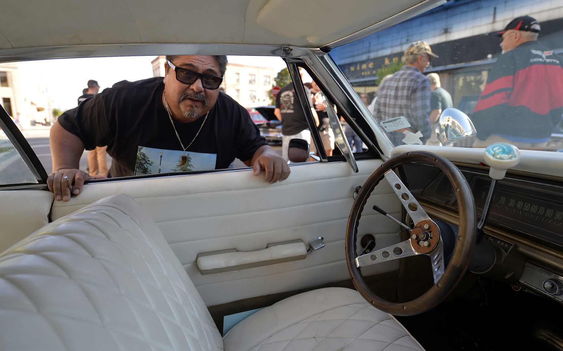 CLASSIC CRUISE IN CAR SHOW